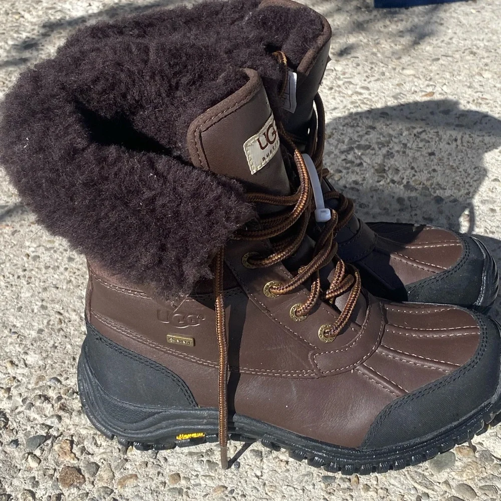 UGG Men's 6 Chocolate and Ebony Snow Boots